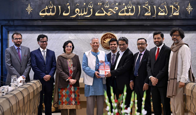 প্রধান উপদেষ্টার কাছে চূড়ান্ত প্রতিবেদন জমা দিল সংবিধান সংস্কার কমিশন