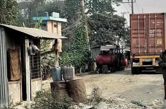 ঢাকা-চট্টগ্রাম মহাসড়কে চোরাই তেলের ১৬টি অবৈধ দোকান