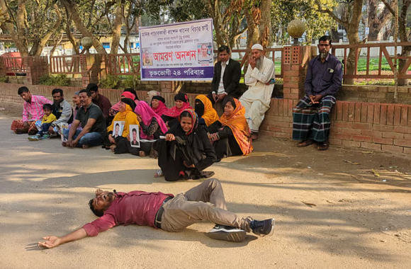 ইতালিতে যাওয়ার উদ্দেশ্যে লিবিয়ায় নিখোঁজ ২৪ যুবক-যুবক: পরিবারের অনশন ও দালাল চক্রের বিরুদ্ধে কঠোর দাবি